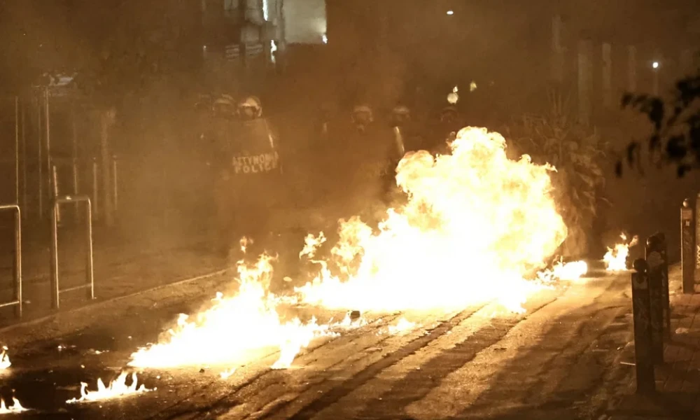 Ένταση στα Εξάρχεια μετά την πορεία για τον Γρηγορόπουλο-Έπεσαν μολότοφ και χημικά (βίντεο)